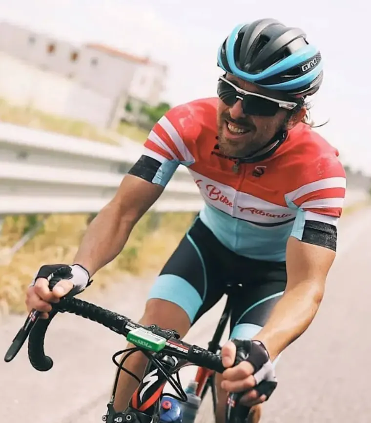 Coach Mejdin Malhani in sella a una bici da corsa